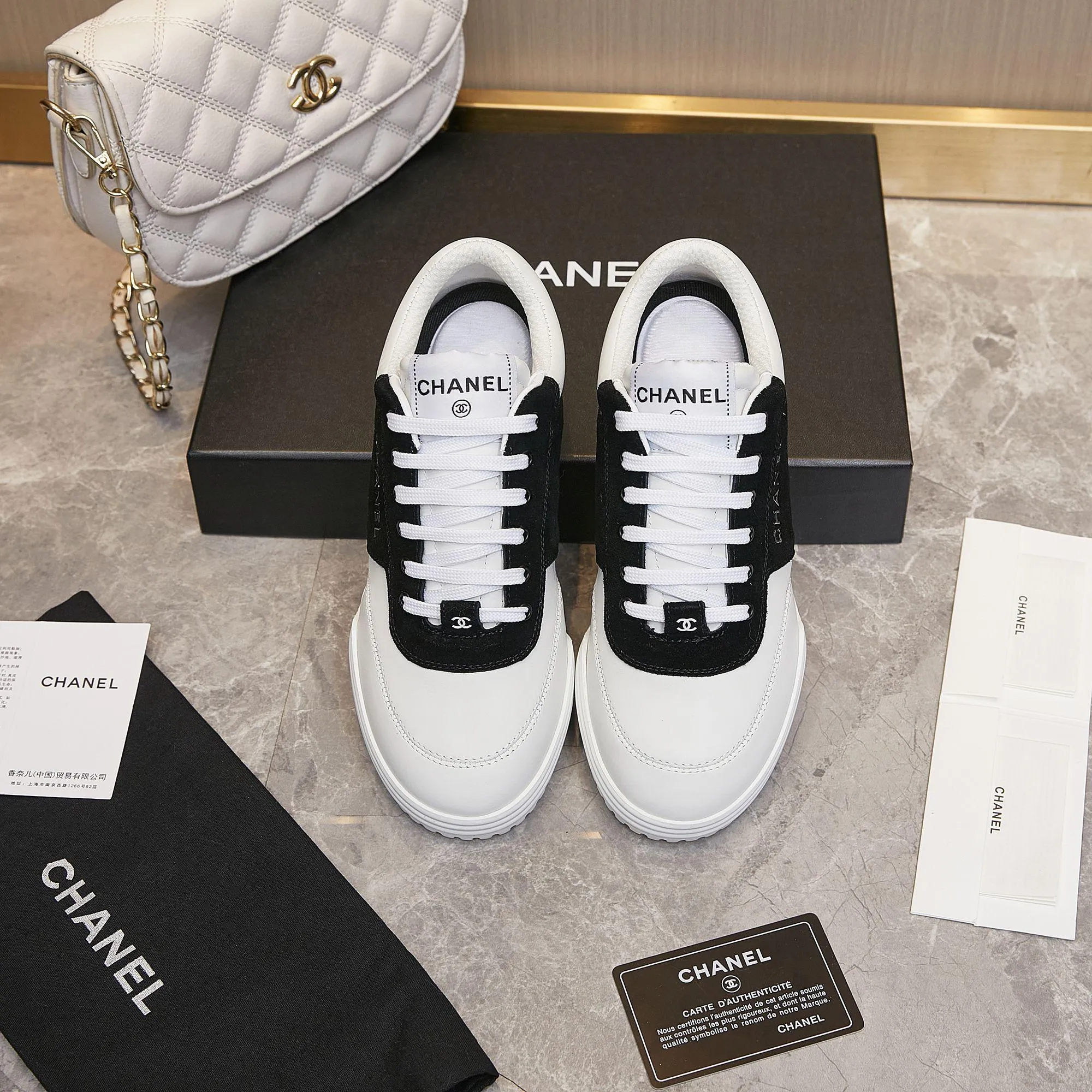 👟👟Ex-factory price 500👟👟 Chanel Chanel - 2023 counter top casual sports shoes This classic design; the upper is electro-embroidered with a variety of craftsmanship; the outsole is fashionable and sporty; it is extraordinary and incorporates a variety of color matching elements... The diversified mix and match is very beautiful and versatile, casual, fashionable, sports and outdoor can be taken into account... ꫛꫀꪝ Go➫ Material: ❶Upper is made of: Original imported cowhide ❷The inner lining is made of: original imported breathable mesh ❸Outsole is based on: original TPU combination outsole Special counter boutique packaging complete set for women 35–41
